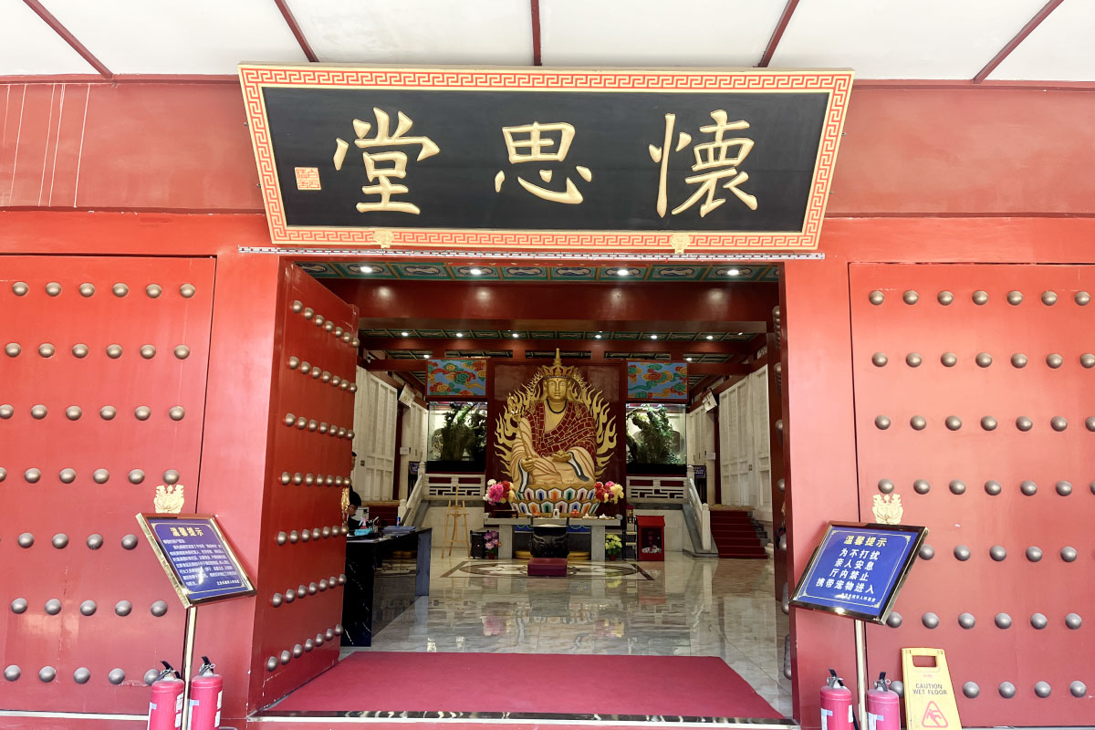 华人怀思堂门口-2